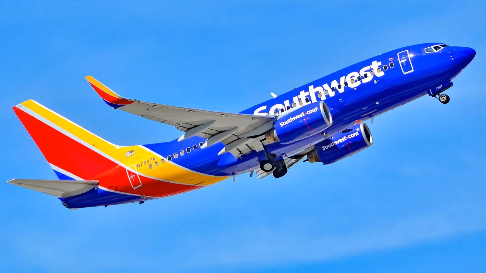 heart-stopping-near-miss-at-midway-how-pilots-saved-the-day-image-0