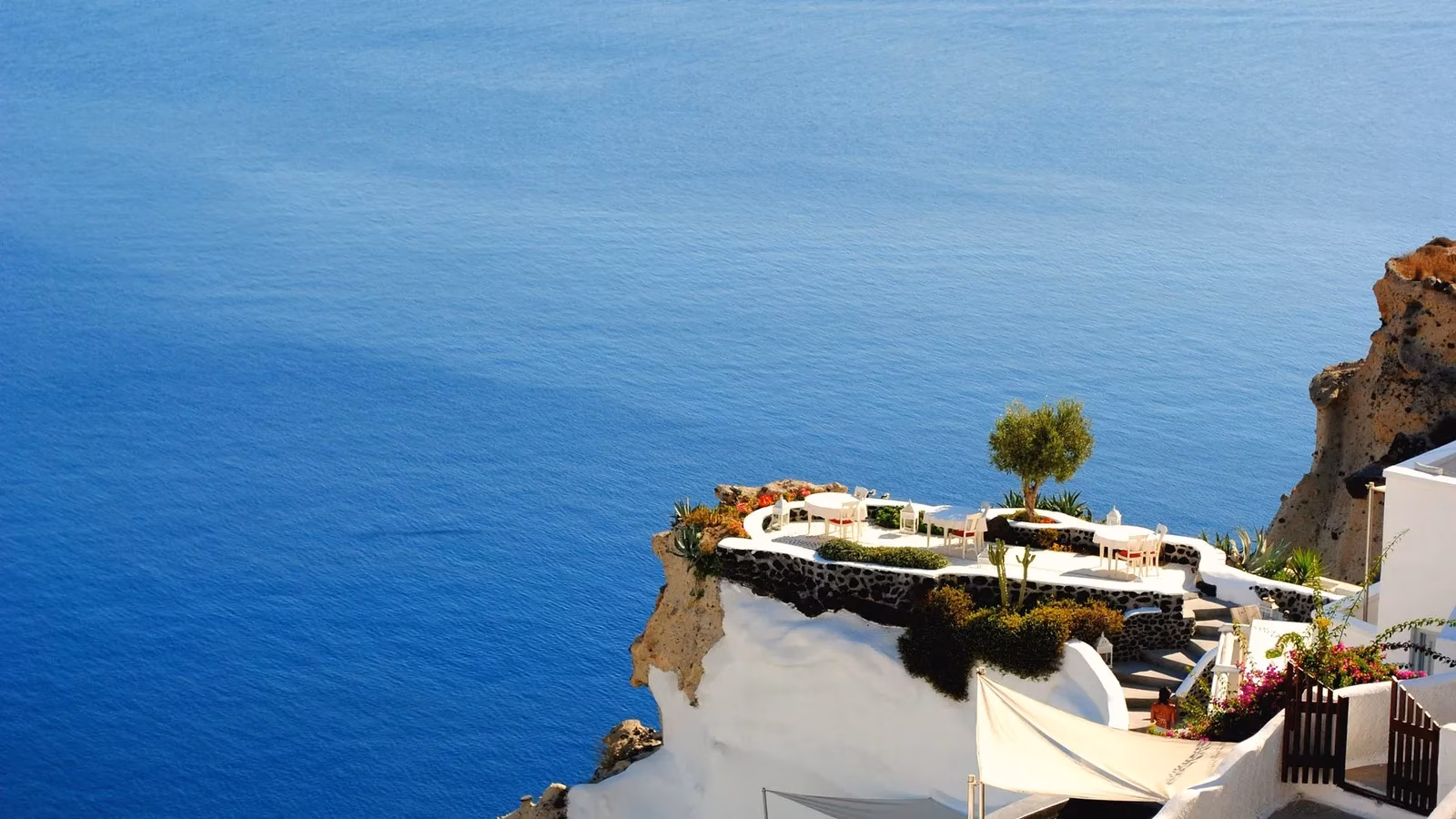 a-luxurious-santorini-escape-my-journey-through-the-island-s-finest-hotels-image-0